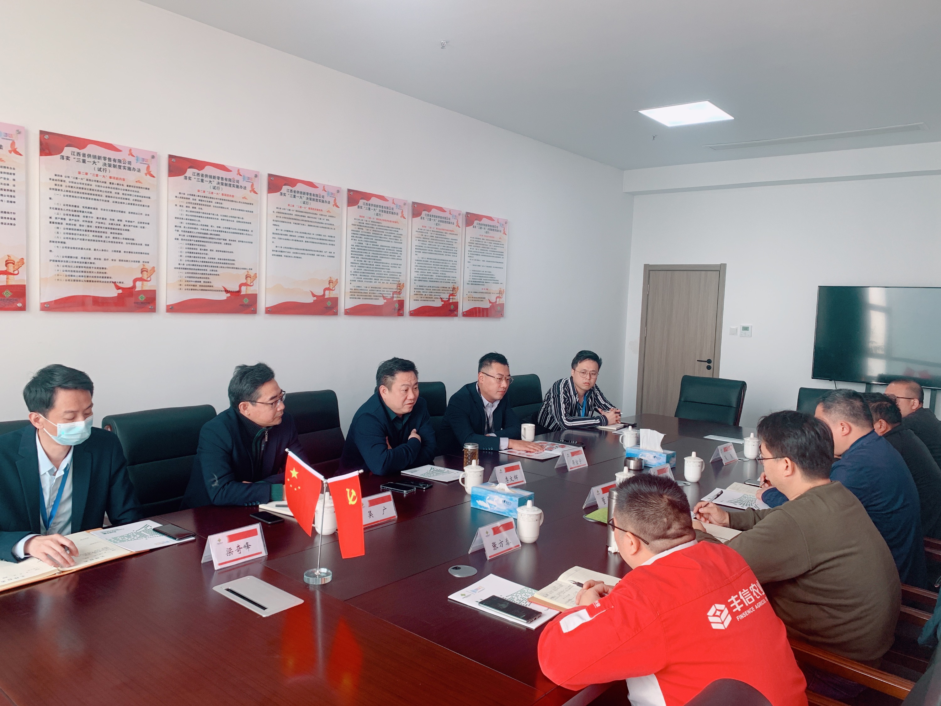 李文輝與山東豐信農業公司董事長董金鋒一行進行合作交流