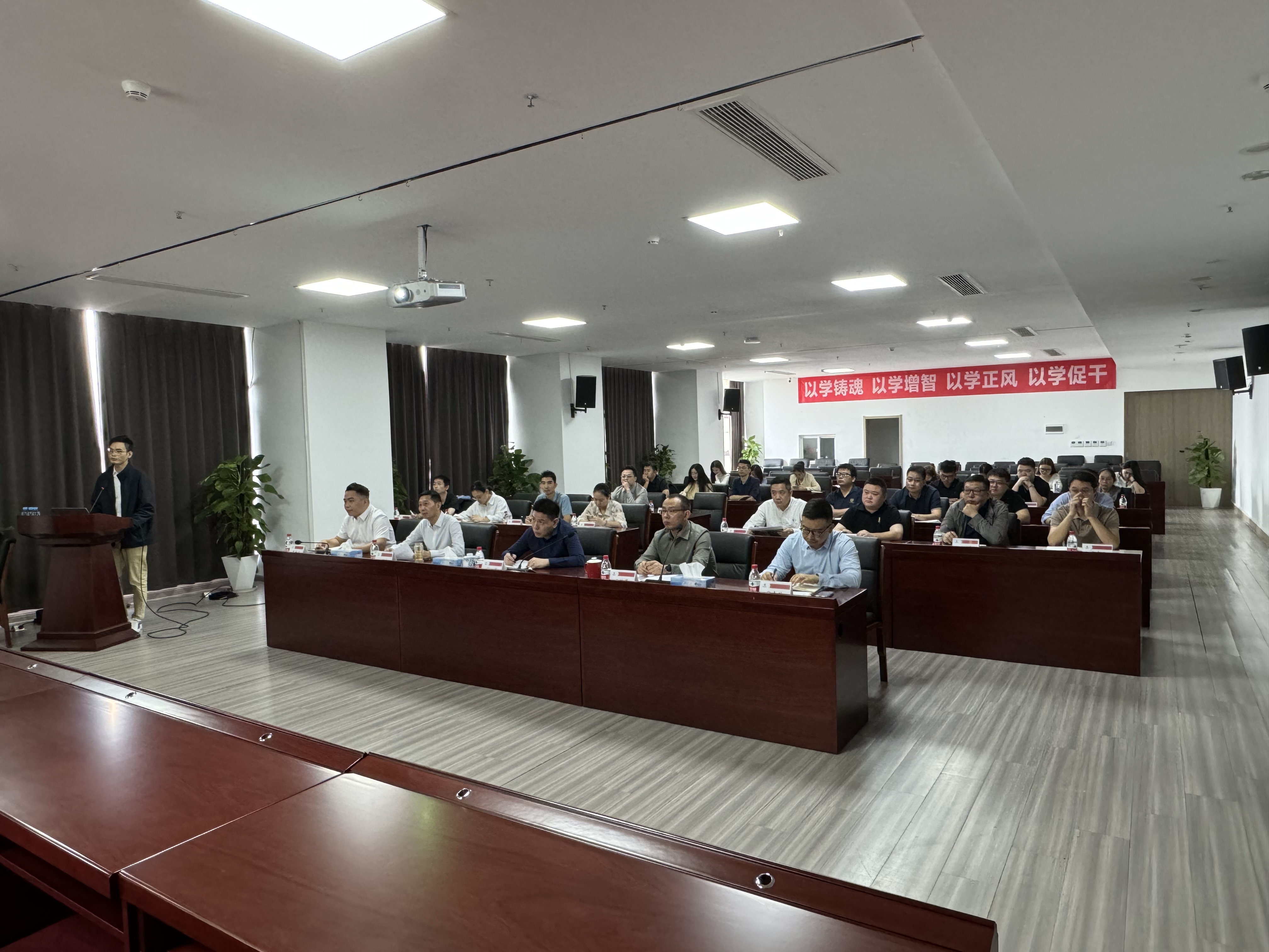 省供銷新零售公司召開2024年度上半年生產經營分析會